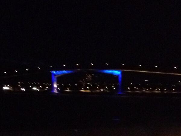 tonesorlie's tweet image. Til og med broen lyser blått i "den blå byen". #Sortland #bluemood