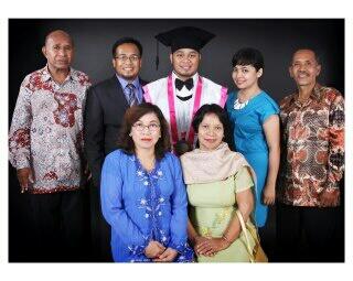 Wis-udah=wisudah=Happy Family :-)