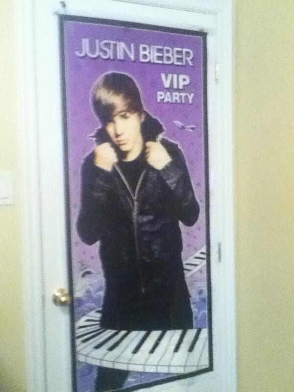 Sierra24K's tweet image. LOL xD this is suppose to be for birthday parties &amp;amp; shit but imm using it as a door poster ! ahaha. #SierraProblems