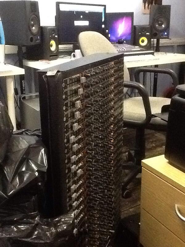 StudioSubmarine's tweet photo. storing an old (but in great condition) 32ch Studiomaster....anyone interested? http://t.co/yFtOZ1PPiI