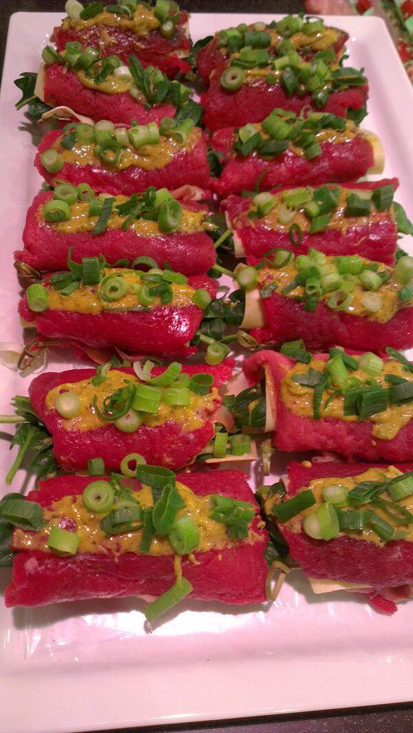 Van Zoonen rolletjes, mals rundvlees van de kampioen, gevuld met Parma ham, kaas, spinazie en bosuitjes.