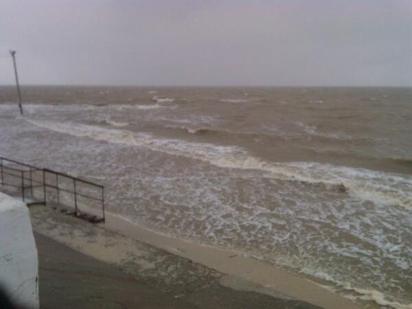 Halasuoo's tweet photo. Азовское море бушует , вышло из берегов. http://t.co/J3vQCMxtoh
