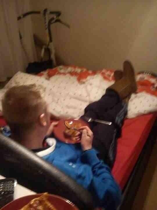 MenInUggBoots's tweet photo. Can we name and shame this Wank Stain eating his tart pie? #UggBootWanker (@darrylcarson) http://t.co/CU1Ln8KAml