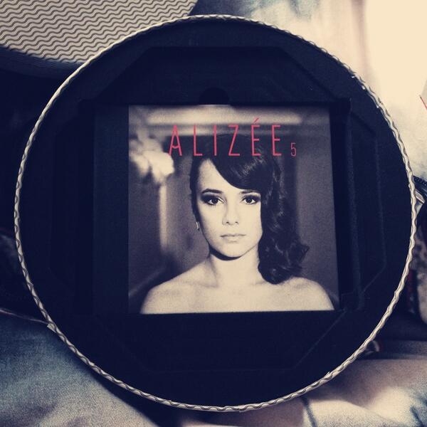 bertille02's tweet image. J-J ! Sortie du nouvel album d' @mellealizee #5 !!! Une pure merveille musicale !!✨✨✌ #Alizée5 #Alizée #music #album5