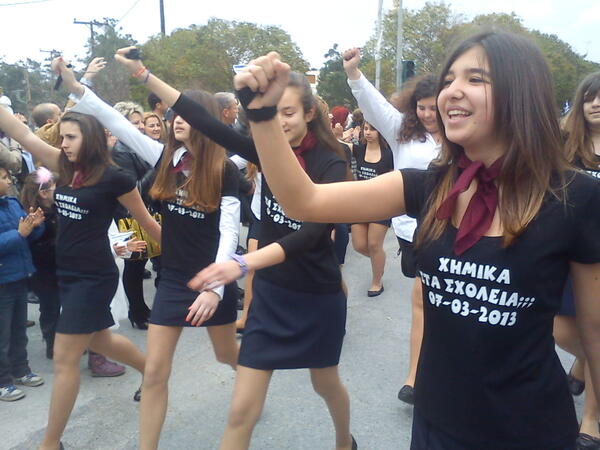 Η μαθητική παρέλαση στην Ιερισσό έγινε διαδήλωση κατά των μεταλλείων χρυσού στις Σκουριές (ΦΩΤΟ)