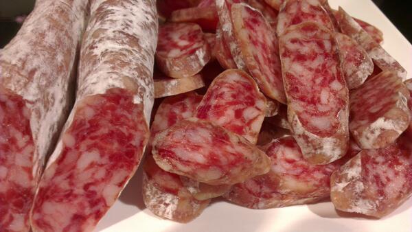 Spaanse fuet, een heerlijke droge worst uit Spanje. Ook ombthuis nog verder te drogen of om lekker zo te eten.