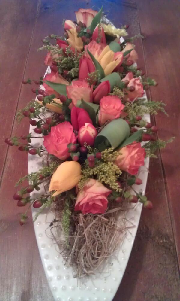 IGNITESD1's tweet photo. Spring flowers for a dining table #tulips #spring http://t.co/InTlAVpJUj