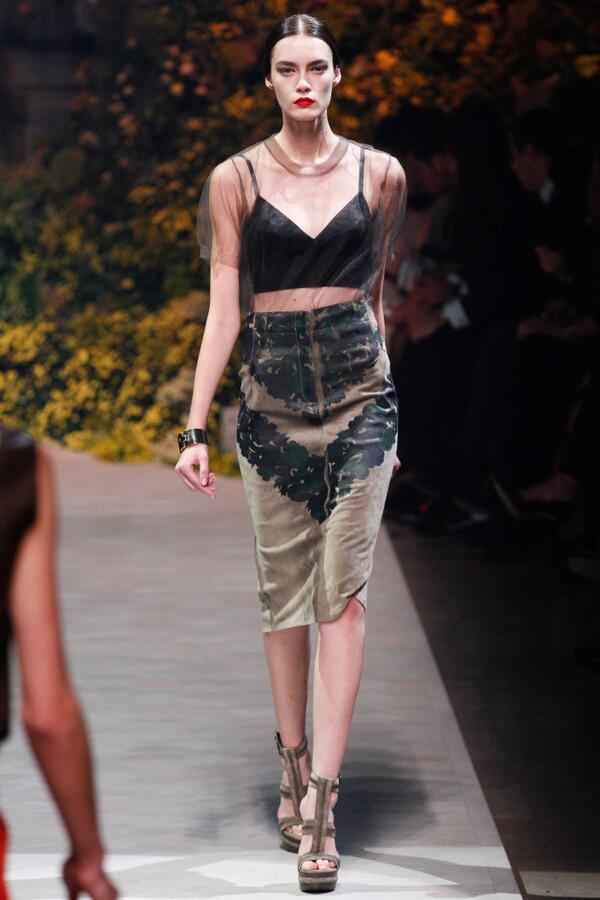 VogueSpain's tweet photo. ¡Este verano necesitas un cropped top! Es el momento para empezar a trabajar los abdominales. http://t.co/UETzbJji4I http://t.co/9YtFjBiYWE