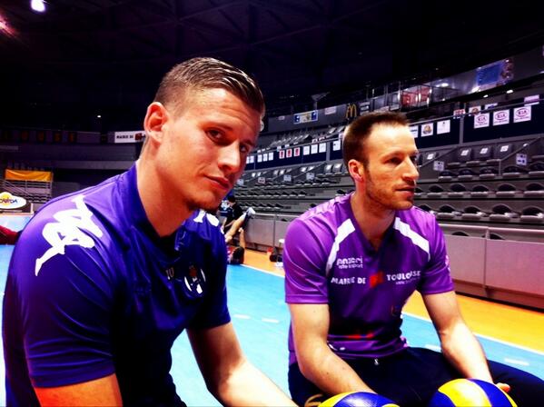 ToulouseFC's tweet photo. Tournage en cours du nouveau #TFCversus avec les @SpacersToulouse! #Tabanou #Zago #VolleyBall #TFCTV http://t.co/vpiBCT6czJ