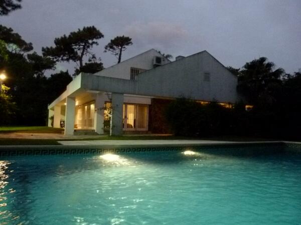 AmarrasInm's tweet photo. Importante residencia. 5 dorm. losa rad., piscina, parrillero, garage, totalmente reciclada. OPORTUNIDAD! Consulte! http://t.co/4AK9zR3nUA