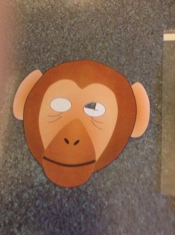 LesleyColes_'s tweet image. Attempting to cut eyes out for @HanColes90 #morehomework