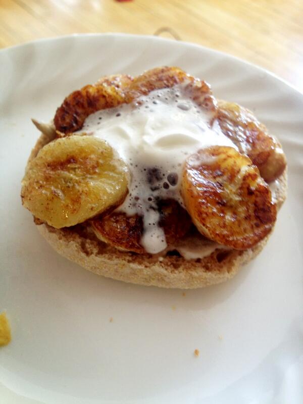 KitchenAbs13's tweet photo. Cinnamon-honey grilled bananas on a toasted ww english muffin with Greek yogurt and sunflower seeds #cleansnack http://t.co/lP3bligfMp