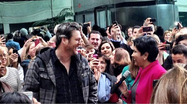 blakeshelton's tweet photo. “@sduboff: odd sight in the lobby today: blakeshelton, indra &amp; a lot of shrieking female @pepsico employees: http://t.co/2kJ5WxqF5C”
So cool