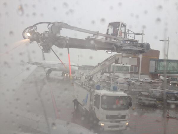 Odladzanie samolotu na lotnisku w ... Wenecji. Wiosna zapomniała o Europie. Nawet tej południowej.