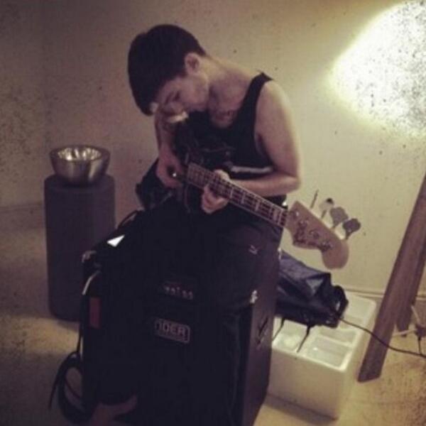 foreverlarrrrry's tweet photo. IS NO ONE GOING TO TALK ABOUT THE CHEST TATTOO OR ????? http://t.co/Uf8pAK8gf1