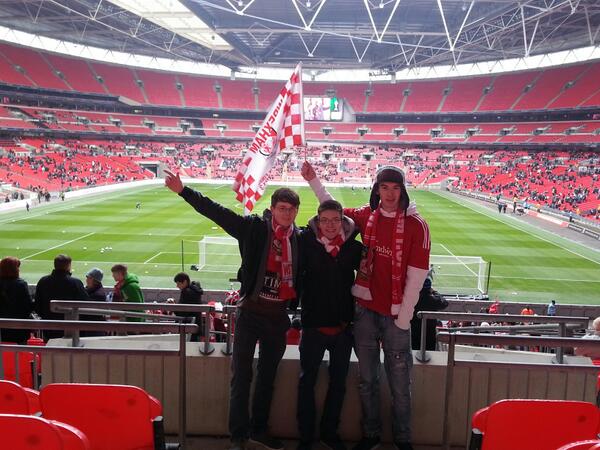 JonnyMac_95's tweet photo. @WrexhamAFCNews flying the flag http://t.co/hnE6njQLAp