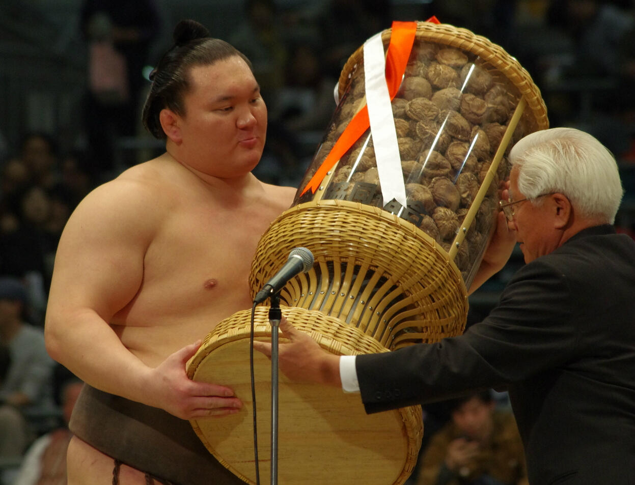 日本相撲協会公式 On Twitter 千秋楽の様子 優勝した白鵬に大分県椎茸農協賞の授与 Sumo Http T Co Z9sud3knlp