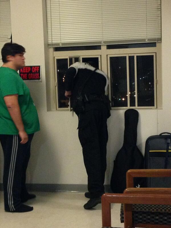 SuperBowlSanjit's tweet image. Lol police doing a full investigation on our window #VCUProblems