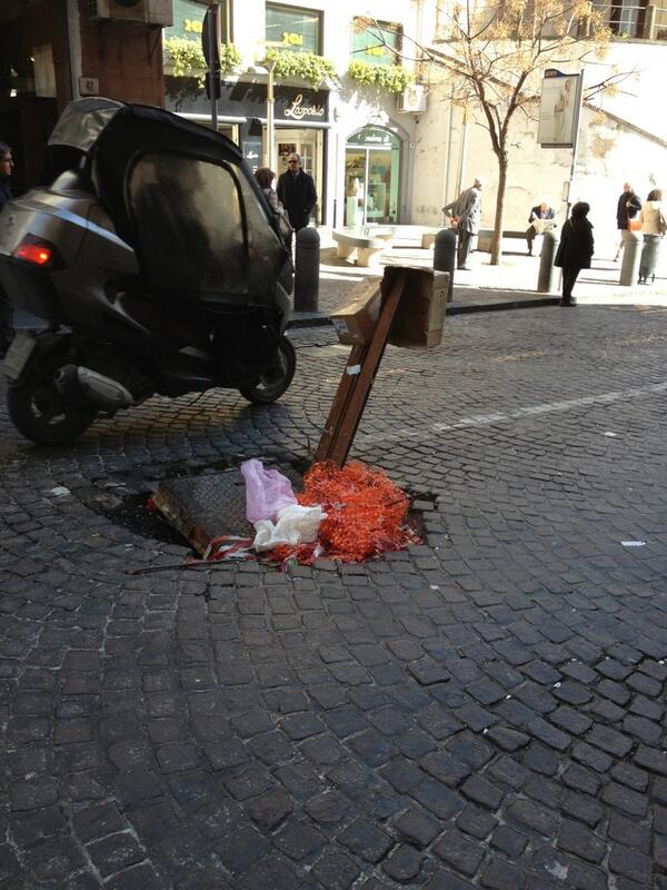 MimmoProvenzano's tweet photo. @LucaAbete Luca guarda dopo 3 mesi il nostro bel sindaco di Napoli non si accinge a far riparare la voragine http://t.co/gc3KBkiOX2