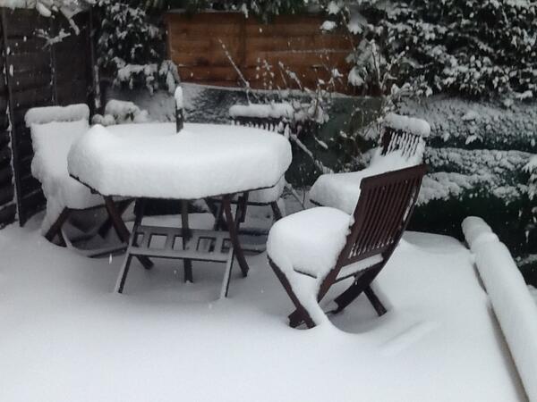 Clanvisman's tweet photo. Well that was a surprise... It's snowing again http://t.co/JSuj3nJ0ml