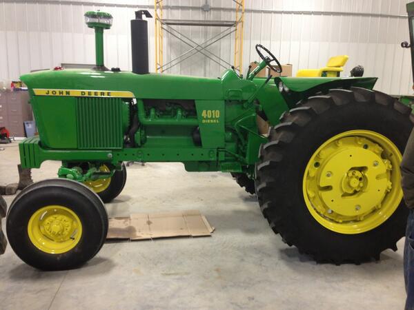 Goodold_farmboy's tweet photo. @FarmKidLife one if my favorites 1962 4010 #TractorTuesday http://t.co/rl3iIyVx5N