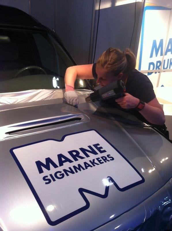 Live #carwrapping op onze stand (5061) tijdens de Trade Experience Leeuwarden @wtctel #MarneSignmakers