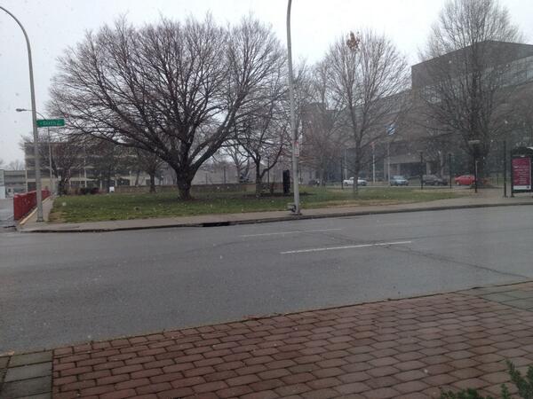 BenPeineWeather's tweet photo. Still some decent sized flakes coming down outside our weather office window.  Melting on contact though. #kywx #inwx http://t.co/OghIRQNn11