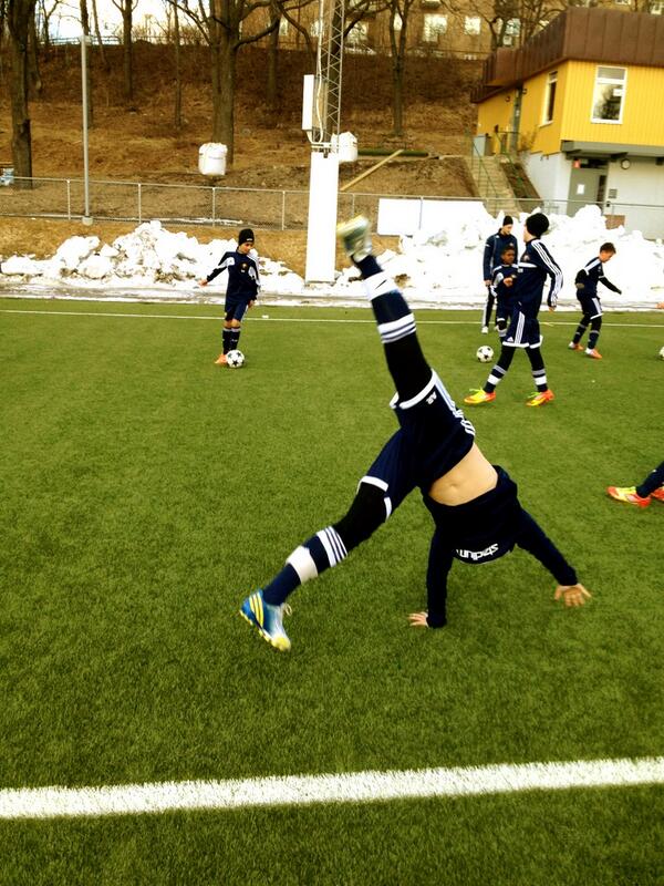 A12 värmer upp utan hallen. På gott och ont.