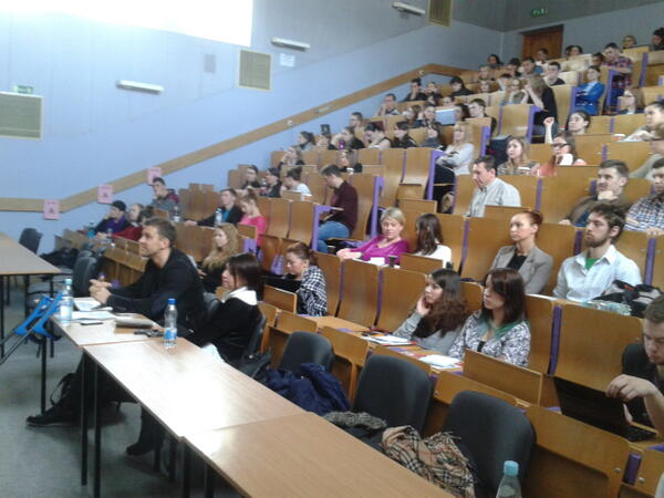 SBE_ORG_PL's tweet photo. Studenci AWF-u słuchają Łukasza Urbańczyka z Don't Worry, który opowiada o blaskach i cieniach pracy event:-) http://t.co/OrZqvKxC7P