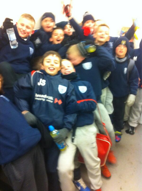 sarahgwyves's tweet photo. @WSJFC U10's representing the club as ball boys for Somerset!!! http://t.co/d4PlWtDmIG
