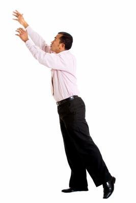 человек кладет книгу на полку. руки не протянешь с полки. руки не протянешь с полки. руки не протянешь с полки. отгадка руки не протянешь с полки не достанешь.