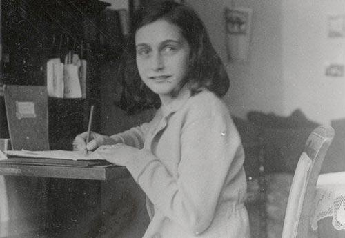 ann3_fr4nk's tweet image. mama caught me writing in my diary and caught me off guard  #imgonnabefamousoneday #prowriter #workinprogress