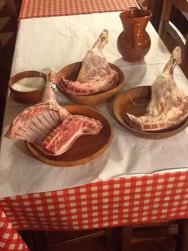 Aquí tenéis 3 cuartos de lechazo apunto de entrar en el horno de leña. Si alguien quiere que meta otro 938043351.