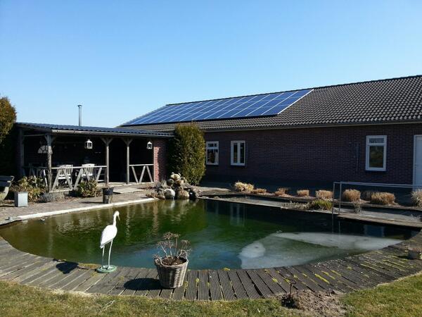 RemeliaEnergie's tweet photo. Het ijs nog op de vijver, maar er komt alweer 5.000 watt binnen. Wordt waarschijnlijk weer een 30kWh+ dag! :) http://t.co/wenlZFGQaz