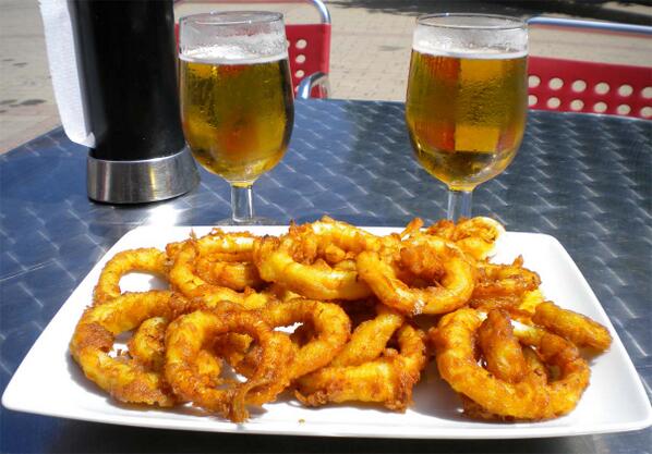 Llegan los primeros afortunados a celebrar que comienza su puente de #SemanaSanta Lo hacen con rabas y cañas. #Tanos