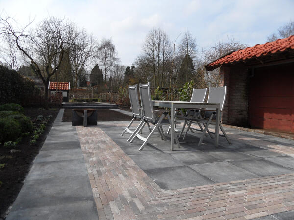 Ondanks de vorst hebben we ze modern landelijke tuin af kunnen maken.