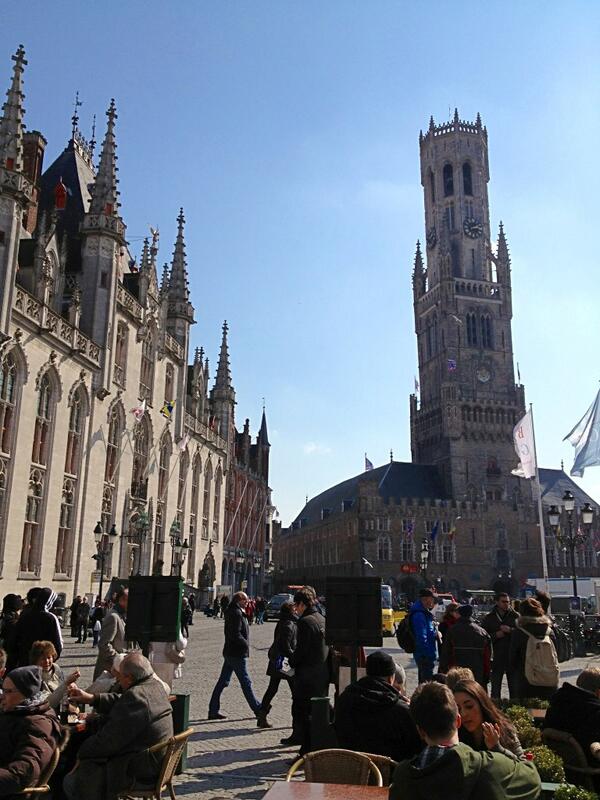 Comiendo en market square de Brujas con día paradisiaco en familia. No parecen cosas de Bélgica
