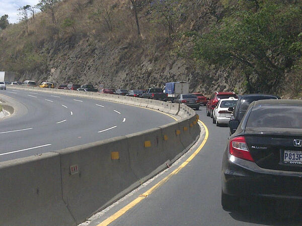epitan_eu's tweet photo. Tome en cuenta que en la salida de la capital, por ruta al Pacífico hay largas filas de vehículos. Paciencia! http://t.co/3ubHwNKGQQ