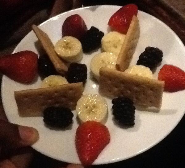 ChefDeeDeeC's tweet photo. @ParentingToWin Mom's try this Healthy Snack for the Kiddos!
Granola Crackers, Bananas, Strawberries &amp; Blackberries! http://t.co/B7ULCtOCI8