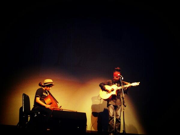 ragilyogaa's tweet image. #pohontua @dialogdinihari ditemani #ricky @wsatcc membawakan lagu &quot;pelangi&quot; at konser musik @kineforum #SAS7