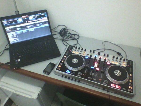DjWhyne's tweet image. Session trainning en attendant maman XD ! #CestLesVacances :D #TeamSerato #TeamNumark