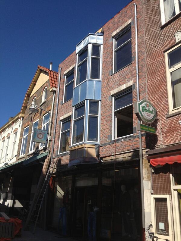 <a href="/Valk_Bouw/">Valk Bouw</a>: Nieuwe authentieke gevel in de winkelstraat van #Zandvoort #bouw