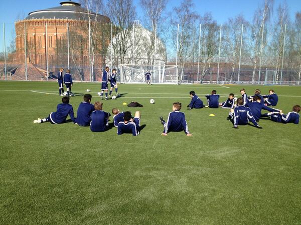 Tävling i vrist, bredsides, volley &amp; nästbästafotenskott A15 &amp; A14 #påsklov #DIFboll #DIFAkademin