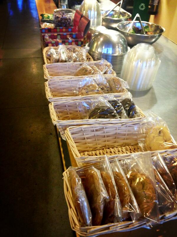 fishiemo's tweet image. I feel like this is unfair for a place that's supposed to be healthy... So good. #madgreens