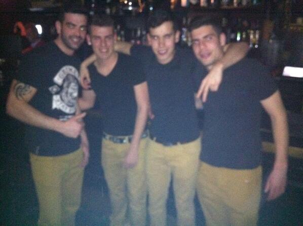 diegomorer's tweet photo. Nuevo uniforme @NicholsonPub @PubelPatio y #labolera http://t.co/HP1iIoFCwD