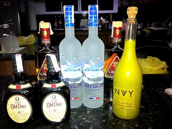 Listo semana santa ready! Drink ready! Aruba 2013 <a href="/RenierCollirone/">Renier Collirone</a> @RENZOCOLLIRONE <a href="/lessief/">Lessie Finol</a> <a href="/FergieC_/">fer</a> <a href="/JairoJRB/">jairo ramirez</a>