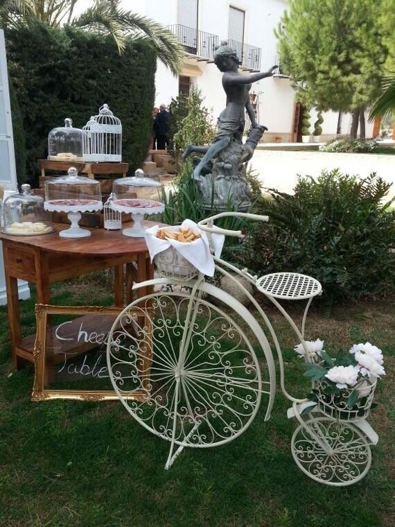 a_dalua's tweet photo. Como están tan de moda, pon una bicicleta junto al espacio de los quesos http://t.co/FA1YQEpWkK