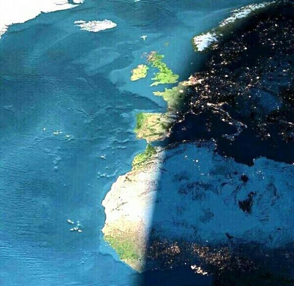 WonderfulPics's tweet photo. Day and Night in Europe - http://t.co/i6T3T2xSwK