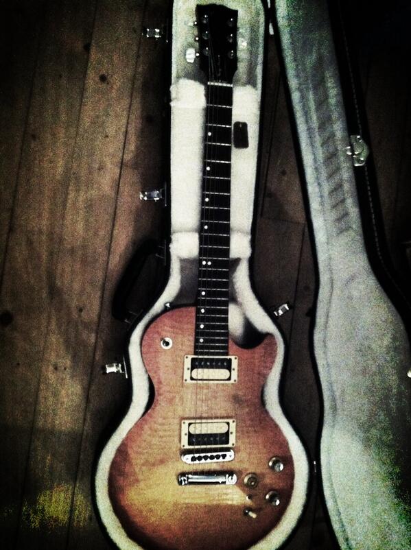 bria00260817's tweet photo. Vanavond is gary moore aan de beurt #gibsonlespaul http://t.co/7i4U95WtAH