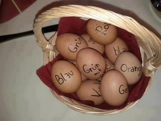 Mr_Ziczac's tweet photo. Eierfärben - Männer-Style! http://t.co/LDUqvk0TNN
